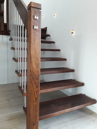 1 Freitragende Treppe mit Podest Massivholz Buche Farbe Wenge