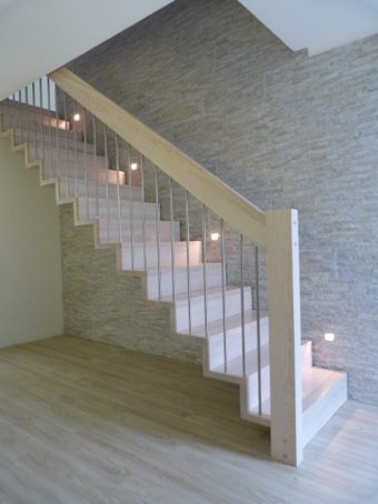 109 Faltwerktreppe Massivholz Esche Farbe Platin