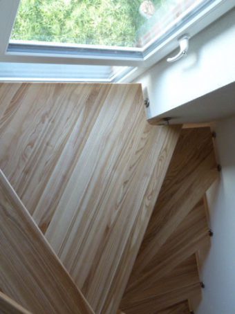 11 Freitragende Treppe Massivholz Esche Farbe Natur