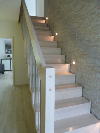 111 Faltwerktreppe Massivholz Esche Farbe Platin