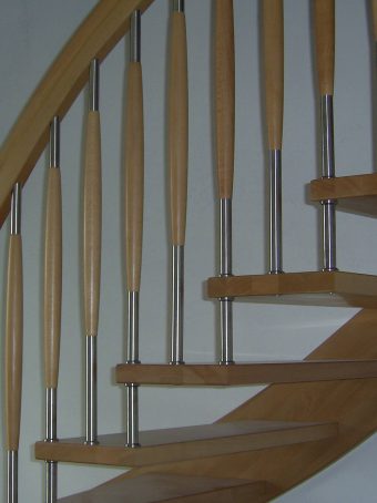 137 WangenBolzen Treppe Massivholzbuche Farbe Natur