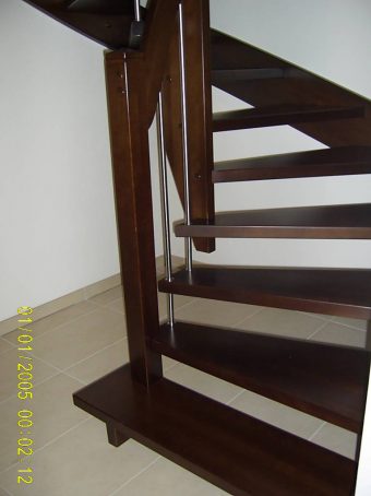 145 WangenBolzen Treppe Massivholzbuche Farbe Dunkel Nussbaum