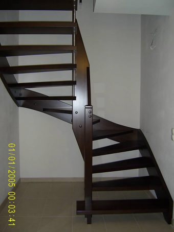 146 WangenBolzen Treppe Massivholzbuche Farbe Dunkel Nussbaum