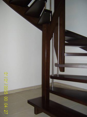 147 WangenBolzen Treppe Massivholzbuche Farbe Dunkel Nussbaum