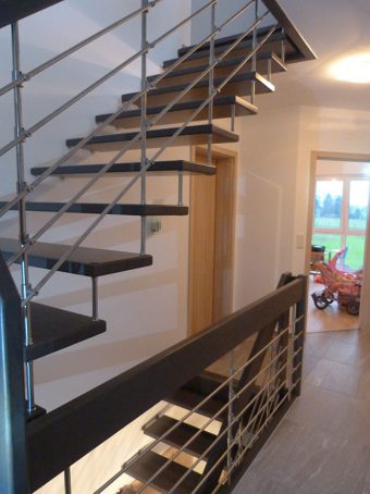 16 Freitragende Treppe mit Relinggeländer Massivholz Buche Farbe dunkles Grau