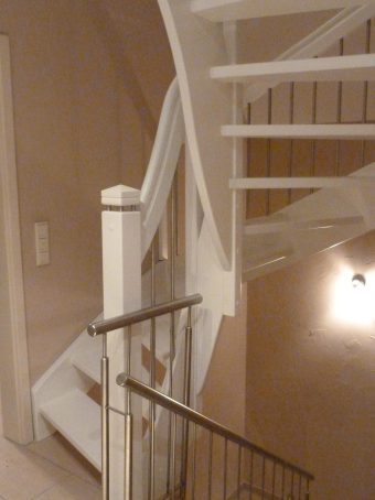 160 WangenBolzen Treppe Massivholzbuche Farbe Weiss