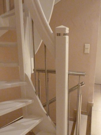 161 WangenBolzen Treppe Massivholzbuche Farbe Weiss