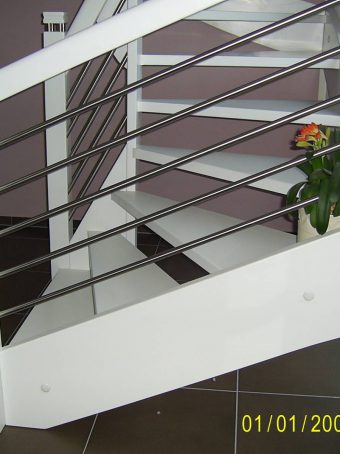 163 WangenBolzen Treppe Massivholzbuche Farbe Weiss