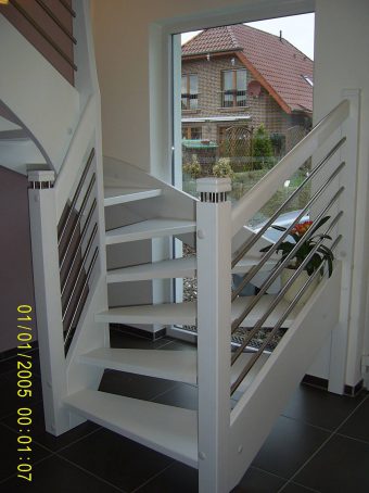 164 WangenBolzen Treppe Massivholzbuche Farbe Weiss