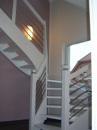 165 WangenBolzen Treppe Massivholzbuche Farbe Weiss