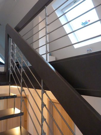 17 Freitragende Treppe mit Relinggeländer Massivholz Buche Farbe dunkles Grau