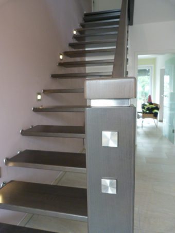 180 freitragende Treppe Massivholz Buche Farbe dunkles Grau