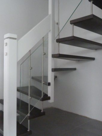 193 #2 Freitragende Treppe mit Glasgeländer