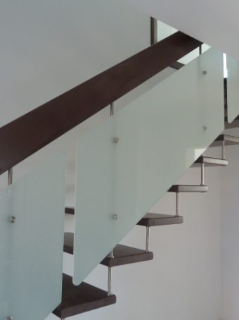 198 Freitragende Treppe mit Glasgeländer