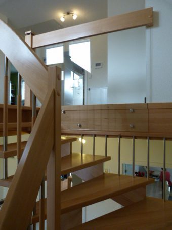 20 Freitragende Treppe mit Glasgeländer Massivholz Buche Farbe Natur