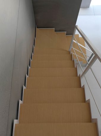21 Massivholz Eiche Metallwangen