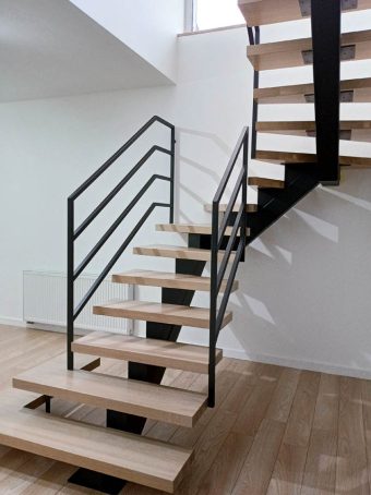 23 Massivholz Eiche Metallkonstruktion