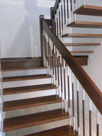 3 Freitragende Treppe mit Podest Massivholz Buche Farbe Wenge