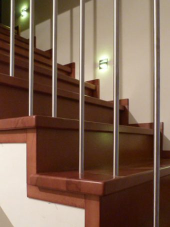 43 #2Massivholzverkleidung auf Betontreppe Massivholz Kernbuche Gebeizt