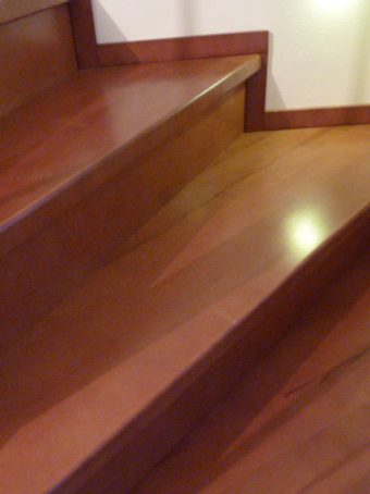 44 Massivholzverkleidung auf Betontreppe Massivholz Kernbuche Gebeizt