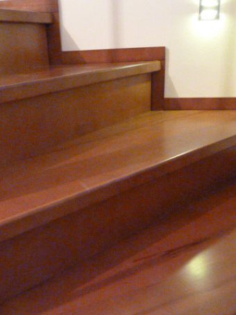 45 Massivholzverkleidung auf Betontreppe Massivholz Kernbuche Gebeizt