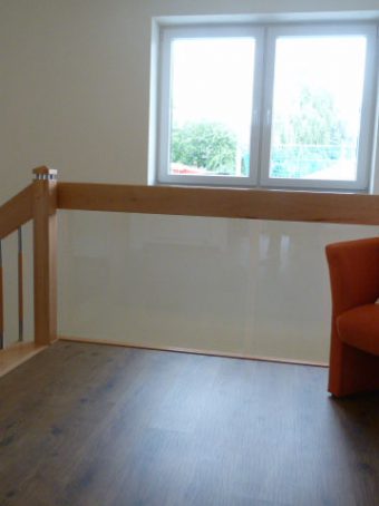 51 Glasgeländer im Obergeschoss