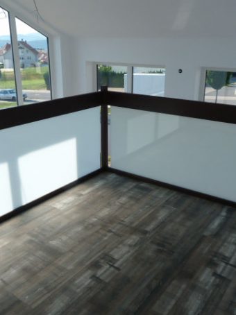 54 Glasgeländer im Obergeschoss