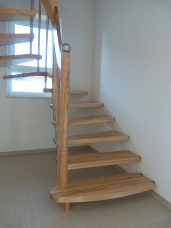 7 Freitragende Treppe Massivholz Esche Farbe Natur