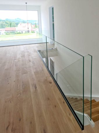 D3 Massivholztreppe mit Glasgeländer